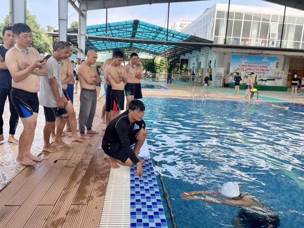 Đắk Lắk tổ chức lớp tập huấn Hướng dẫn viên cơ sở về Chương trình bơi an toàn, phòng chống đuối nước trẻ em năm 2012 